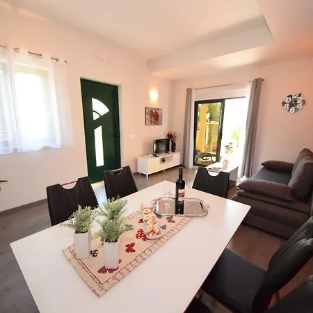 Dora I Kati Apartament *